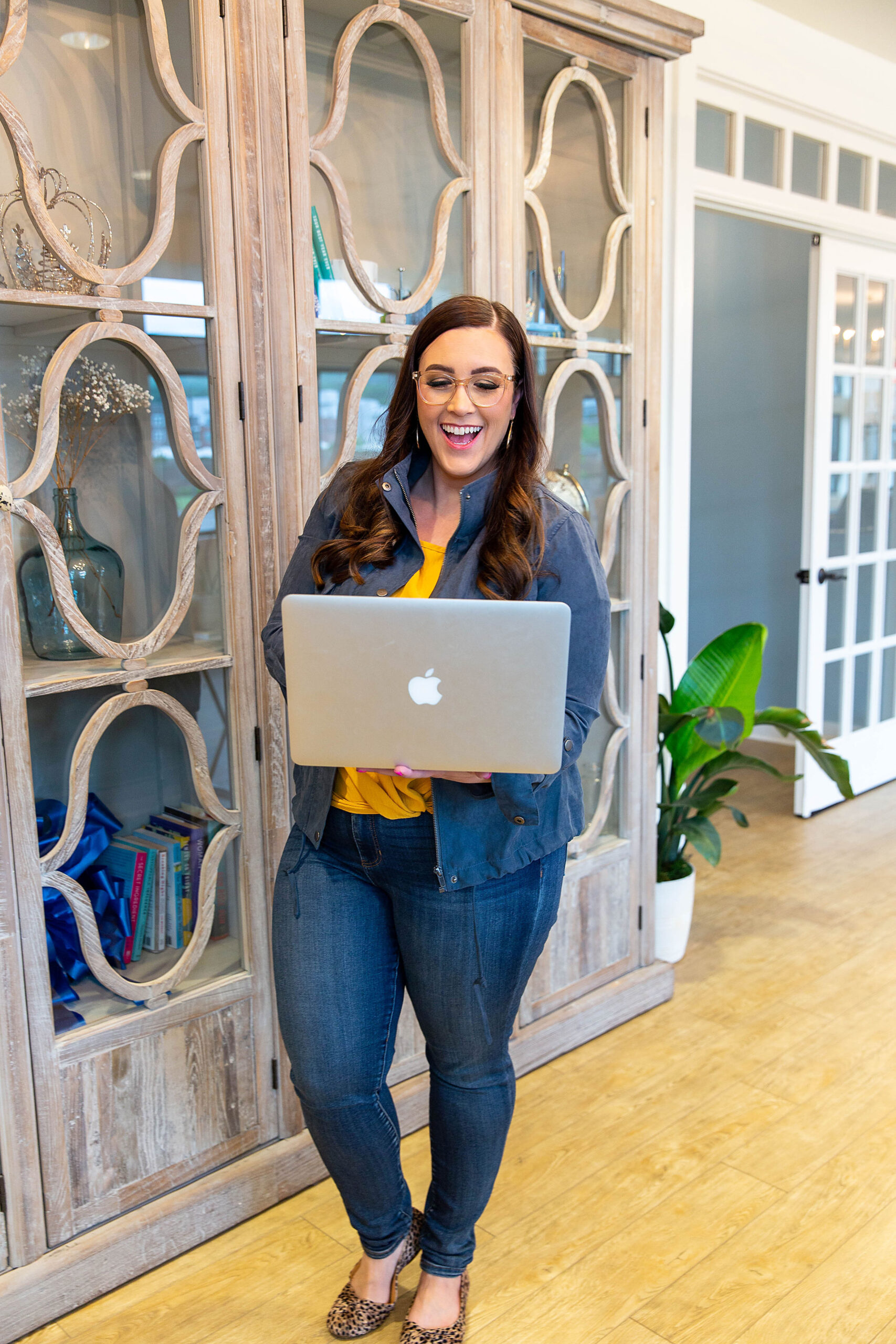 Lady holding a laptop and smiling | How to create a solid email strategy and stop losing leads | The School of Marketing Podcast for Digital Entrepreneurs